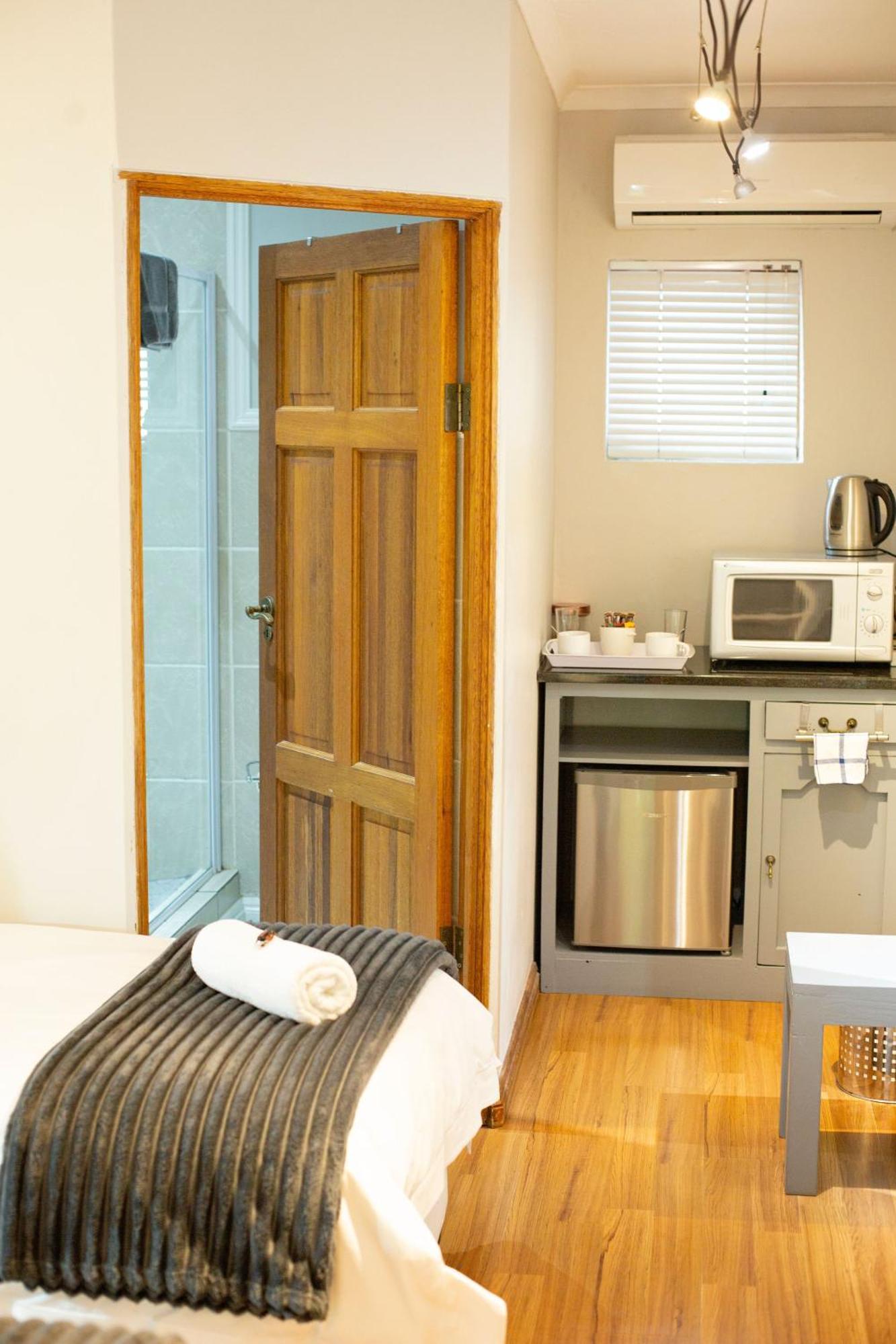 Crisp Guest Rooms Bloemfontein Bagian luar foto